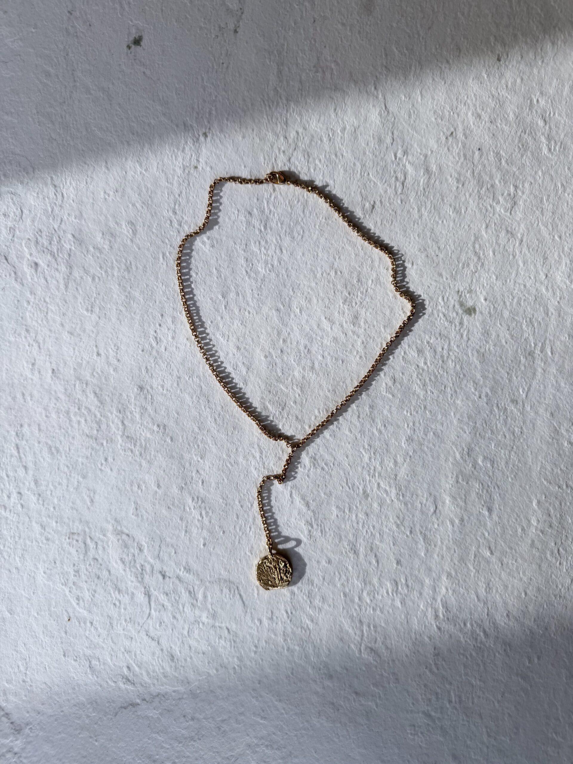 Collier cravate MÉDAILLE